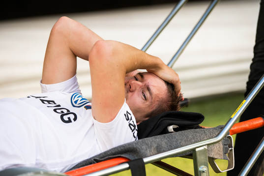 Örgrytes Victor Sköld deppar när han rullas ut skadad