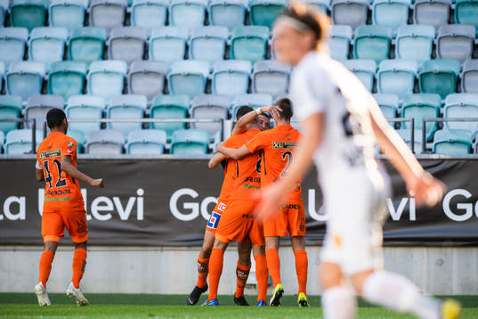 Varbergs Astrit Seljmani jublar med Albert Ejupi och Tobias