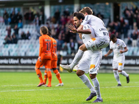 Örgrytes Jakob Lindström jublar med målskytten till 1-1