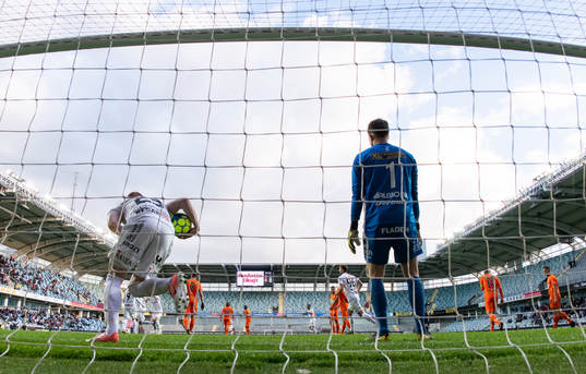 Örgrytes David Engström hämtar bollen i mål