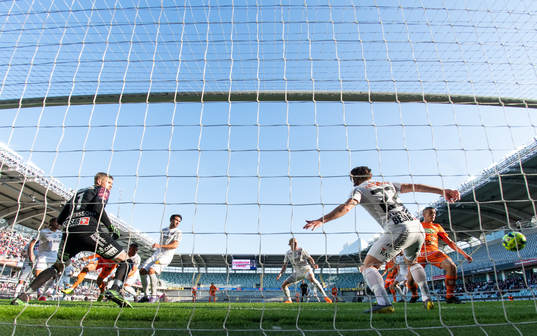 Varbergs Astrit Seljmani gör 0-1 bakom Örgrytes målvakt