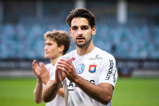 Örgrytes Oliver Stanisic applåderar