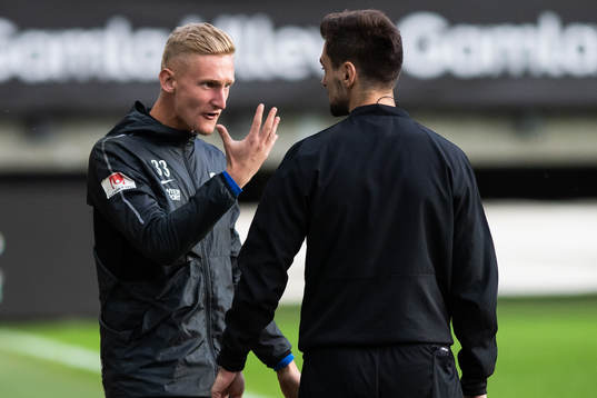Varbergs målvakt Albin Svensson reagerar mot fjärdedomare
