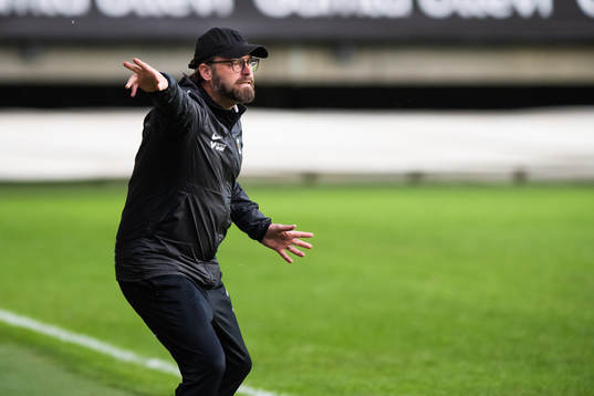 Varbergs tränare Joakim Persson reagerar