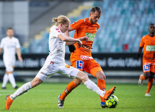Örgrytes Gustav Ludwigson och Varbergs Albert Ejupi i kamp