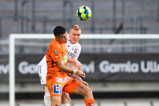 Varbergs Astrit Seljmani i nickduell med Örgrytes David