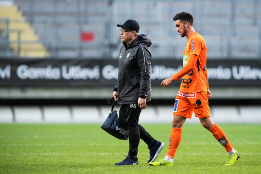 Varbergs Daniel Krezic lämnar plan