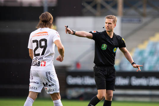 Örgrytes Danny Ervik i diskussion med domare Fredrik