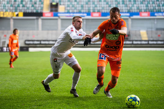 Örgrytes Simon Nilsson och Varbergs Albert Ejupi i kamp om