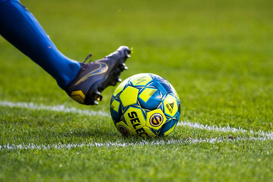 En fotbollssko och en selectboll med superettanlogga på