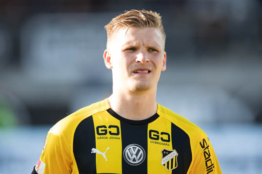 Häckens Juhani Ojala på line up innan fotbollsmatchen i