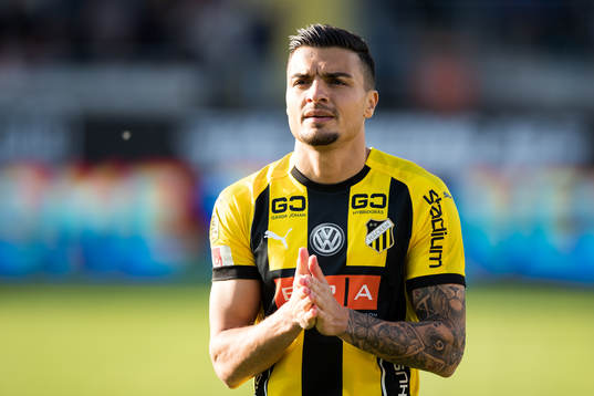 Häckens Ahmed Yasin på line up innan fotbollsmatchen i