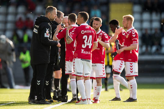 Kalmars tränare Magnus Pehrsson pratar med sitt lag vid