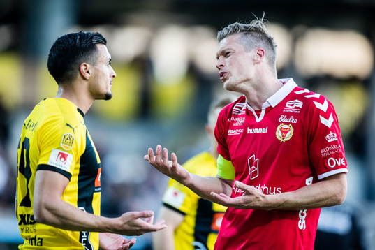 Häckens Ahmed Yasin och Kalmars Viktor Elm i diskussion