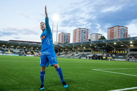 Häckens målvakt Peter Abrahamsson jublar och firar