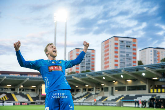 Häckens målvakt Peter Abrahamsson jublar och firar