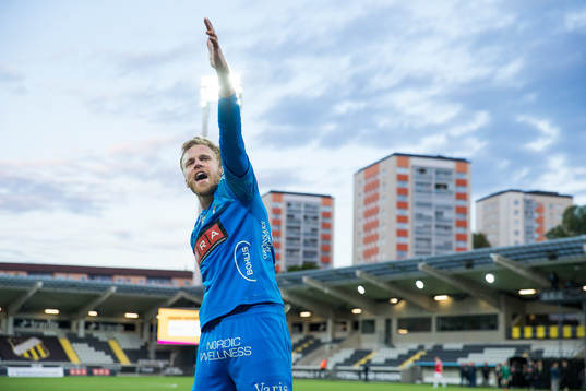 Häckens målvakt Peter Abrahamsson jublar och firar