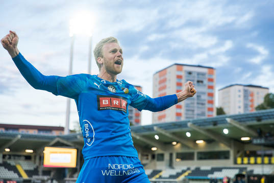 Häckens målvakt Peter Abrahamsson jublar och firar