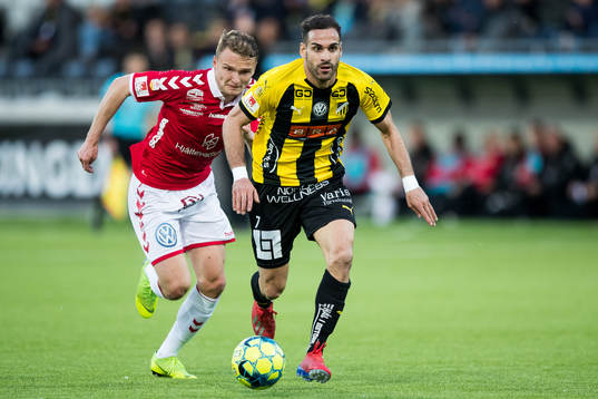 Häckens Mervan Celik före Kalmars Piotr Johansson