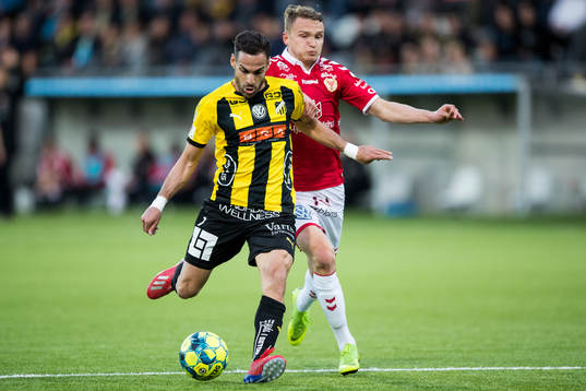 Häckens Mervan Celik före Kalmars Piotr Johansson