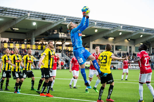 Häckens målvakt Peter Abrahamsson tar ned ett inlägg