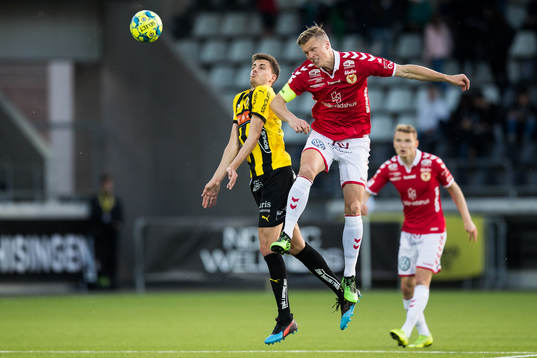 Häckens Alexander Jeremejeff och Kalmars Viktor Elm i