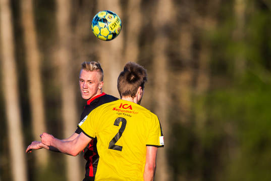 Brommapojkarnas Isac Lidberg i nickduell med Frejs Hjalmar