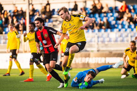 Frejs målvakt Jonas Olsson och Marcus Degerlund mot