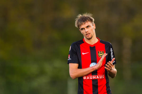 Brommapojkarnas Oscar Pehrsson tackar publiken