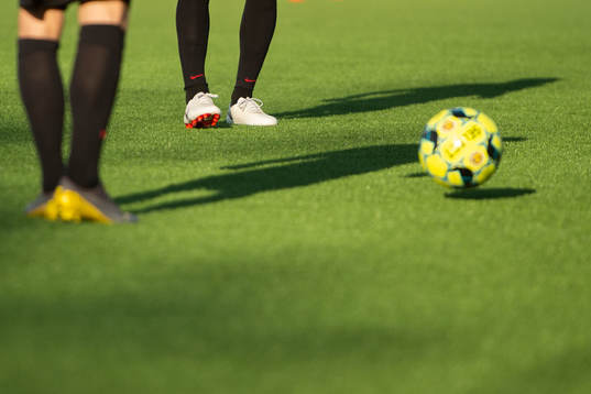Generell bild på fotbollskor och en fotboll