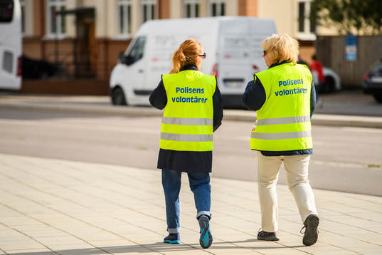 Polisens volontärer utanför arenan