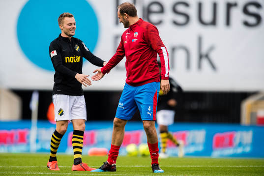 s Sebastian Larsson hälsar på Helsingborgs Andreas