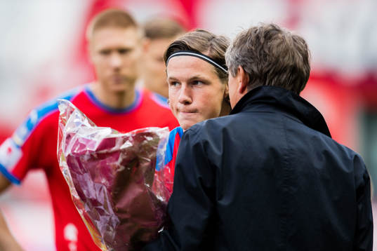 Helsingborgs Max Svensson får blommor för sin 100e a-lag