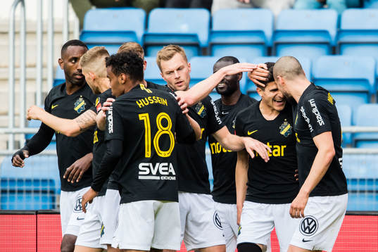 s Tarik Elyounoussi jublar med lagkamrater