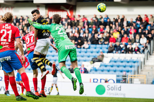 s Tarik Elyounoussi nickar in 1-0