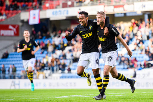 s Daniel Sundgren jublar med Bilal Hussein