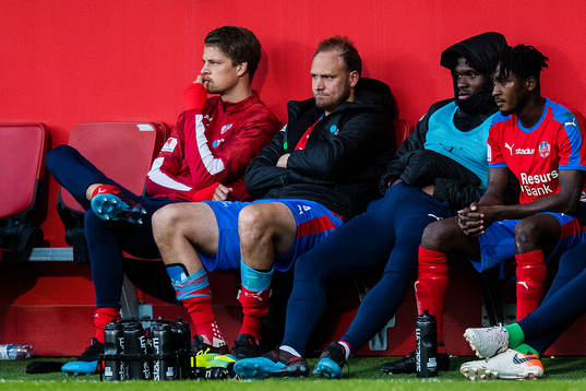 Helsingborgs Andreas Granqvist deppar på bänken