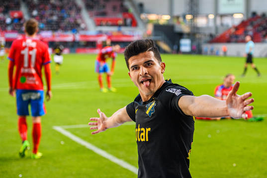 s Tarik Elyounoussi jublar