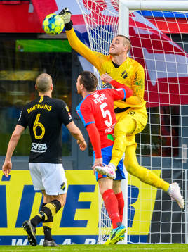s målvakt Oscar Linnér boxar undan framför Helsingborgs