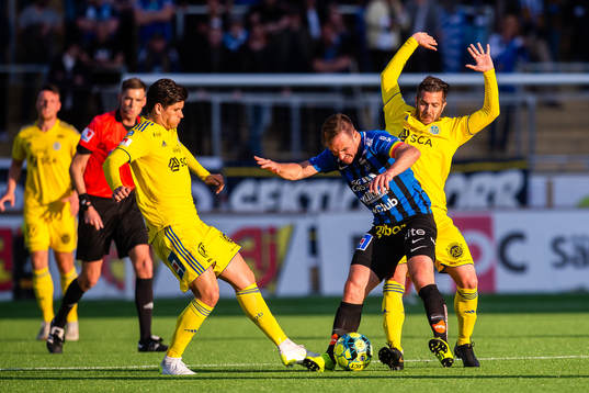 Sundsvalls David Batanero i en kamp mot Sirius Niklas Busch