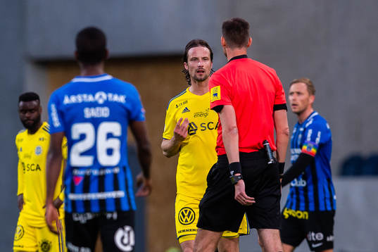 Sundsvalls Linus Hallenius i samtal med domaren