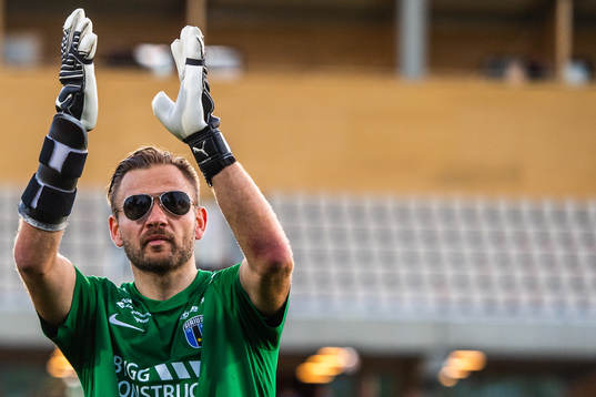 Sirius målvakt John Alvbåge jublar