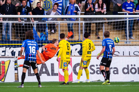 Sirius Sam Lundholm, ej i bild, gör 1-0 bakom Sundsvalls