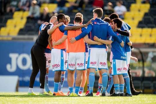 Players of Sandnes Ulf gather