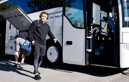 IFK Norrköpings Simon Skrabb anländer