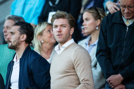Örebros Agon Mehmeti och Martin Broberg på läktaren