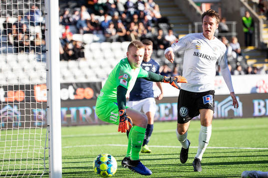 Örebros Viktor Prodell och IFK Norrköpings målvakt Isak