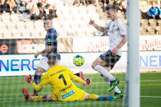 IFK Norrköpings Jordan Larsson och Örebros målvakt Oscar