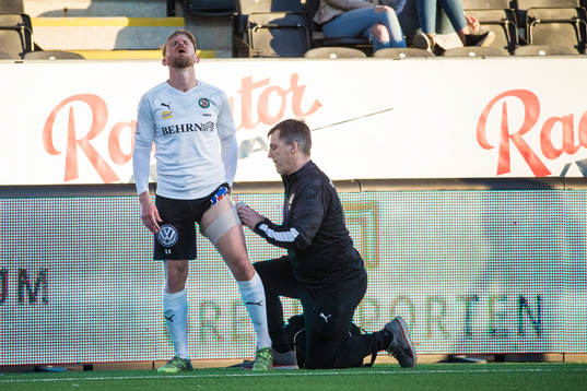 Örebros Michael Almebäck går av planen skadad