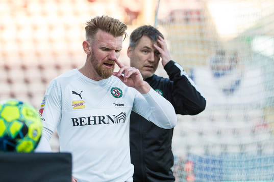 Örebros Michael Almebäck går av skadad